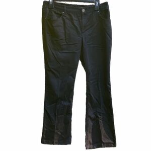 Tahari women’s pants color is black
